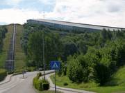 Vista sulla pista da sci al coperto dalla strada