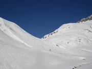 Moltissimi pendii ripidi per gli sciatori in neve fresca