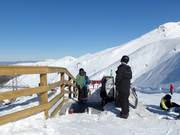 Anche sul tappeto trasportatore il personale è sempre presente.