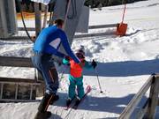 Il personale aiuta a salire