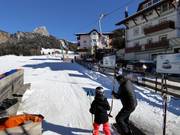 Si aiuta sempre i bambini piccoli a salire.