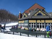 La terrazza soleggiata presso il ristorante Sliders