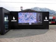 Tabellone informativo all'avanguardia alla stazione a valle