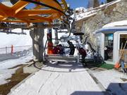 Il personale cordiale aiuta nella salita alla seggiovia.