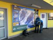 Tabellone informativo alla stazione a valle