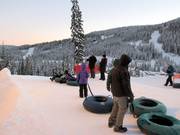 Lo snowtubing è un divertimento per tutta la famiglia