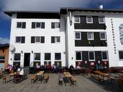 Après-ski sulla terrazza soleggiata del Feuerkogelhaus