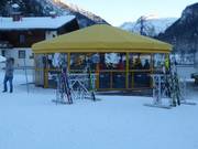 Bar con ombrelloni alla stazione a valle Highlander 1 presso Highport Flachauwinkl