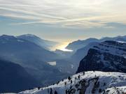 Lo sguardo spazia dalla vetta fino al Lago di Garda