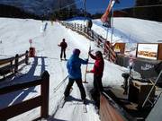 Alla sciovia a piattello viene passato il sostegno
