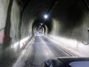 Il tunnel a una corsia Munt La Schera dalla Svizzera