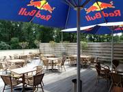 Con il bel tempo, la terrazza soleggiata invita a rilassarsi.