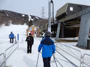 Il personale cordiale scansiona lo skipass all’ingresso.