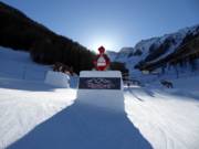 La mascotte Klausi è felice di stare con tanti bambini