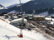 Sporthotel Sillian di fronte alla stazione a valle (edificio giallo)