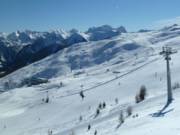 Vista sul comprensorio sciistico con stazione intermedia e snowpark